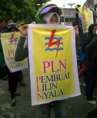 Prihatin Listrik Byar-Pet, Puluhan Ibu-ibu Demo di Bundaran HI