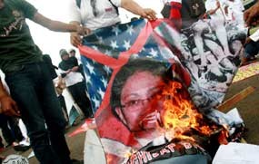 Foto Menkes Dibakar di Depan Istana