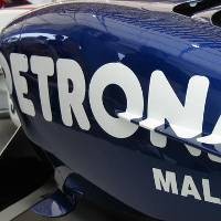 Mercedes Gandeng Petronas