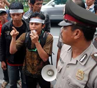 Aksi Menolak Kedatangan Boediono