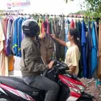 Berkah Pedagang di Musim Hujan