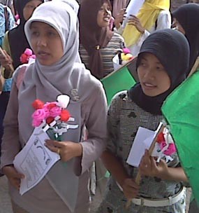 Peringati Hari Ibu, Aktivis Perempuan Bagi-bagi Bunga