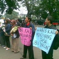 Mahasiswa Bagikan Pita Hitam Putih