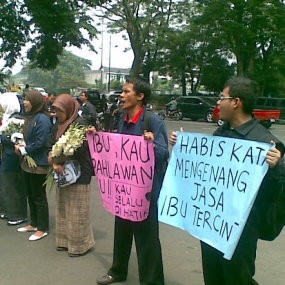 Mahasiswa Bagikan Pita Hitam Putih