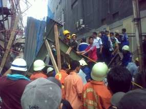 Diduga Belasan Pekerja Tertimbun