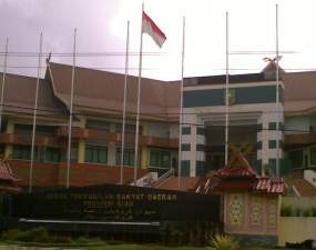 Bendera Koyak Diganti, Merah Putih Berkibar Gagah di DPRD Riau