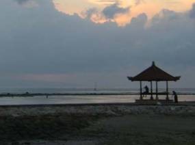 Menikmati Kehangatan Sunrise Pantai Sanur