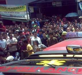 Warga Berkerumun, Lalu Lintas Tersendat