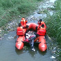 Pencarian Terkendala Lumpur dan Eceng Gondok