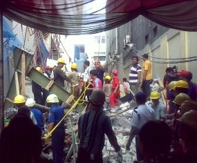 Warga Penasaran Bangunan Roboh Tanah Abang