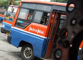 Metromini Tabrak Pembatas Jalan di Grogol, Sopir & Kernet Luka 