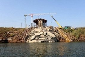 Jembatan Roboh di India, 45 Orang Tewas 