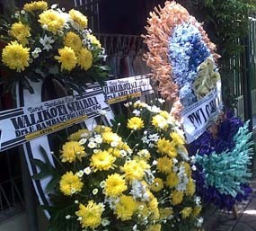 Karangan Bunga dan Wartawan Senior Berdatangan di Rumah Duka
