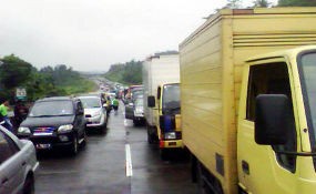 Antrean hingga 2 Kilometer, Hindari Pintu Gerbang Tol Pasteur 