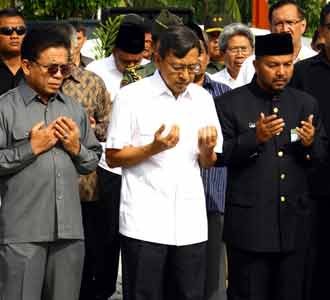 Boediono Hadiri Peringatan Tsunami