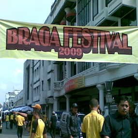 Jalan Naripan Tidak Ditutup, Pengunjung Sulit Menyeberang