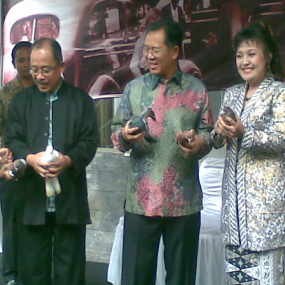 200 Burung Dilepas di Jalan Braga Panjang