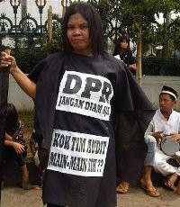 Massa Berbaju Hitam Minta Tim Audit Century dari BPK Diperiksa