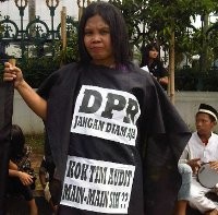 Massa Berbaju Hitam Minta Tim Audit Century dari BPK Diperiksa