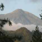 2 Korban Tewas di Gunung Lawu Dievakuasi, Langsung Dimandikan