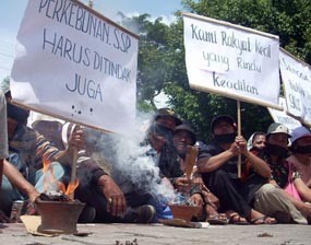 Tuntut Teman Dibebaskan, Warga Lereng Kelud Bakar Dupa