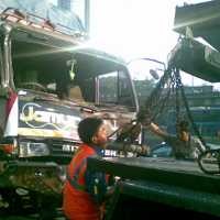 Truk Gandeng Muatan Jagung Terbalik di Tol Tomang