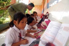 Siswa SD di Banyuwangi Terpaksa Belajar di Teras