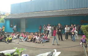 Puluhan Karyawan Tertahan di Luar Gedung