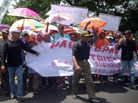 1.000 Warga Lereng Gunung Kelud Duduki Pengadilan