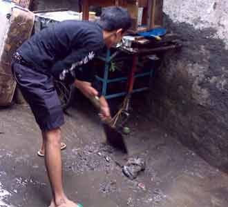 Usai Banjir, Warga Cikutra Bersihkan Lumpur