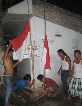 Warga Banyuwangi Langsung Kibarkan Bendera Setengah Tiang