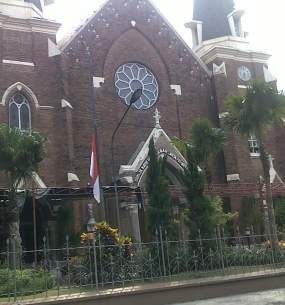 Tempat-Tempat Ibadah di Surabaya Kibarkan Bendera Setengah Tiang