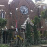 Tempat-Tempat Ibadah di Surabaya Kibarkan Bendera Setengah Tiang