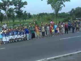 Warga Tampak Menahan Tangis Saat Mobil Jenazah Melintas 