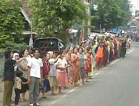 Jenazah Diberangkatkan ke Jombang, Warga Berjejer Sepanjang Jalan