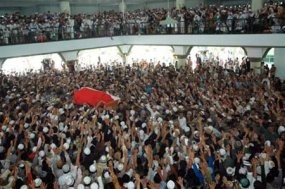 Batu Nisan Gus Dur Berubah Warna