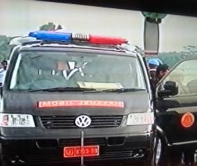 Warga Berjejer di Cawang Sambut Iring-iringan Jenazah Gus Dur 