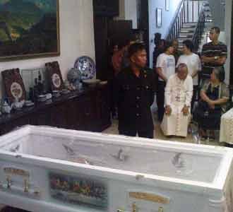 Jenazah Frans Seda Disemayamkan
