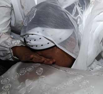 Sinta Nuriyah Cium Almarhum Gus Dur