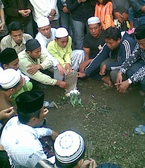 Batu Nisan Gus Dur Berubah Warna