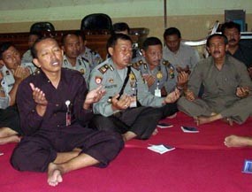 Polisi Doakan Almarhum Gus Dur