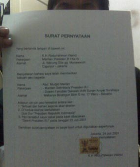 Berikan Peci Presiden RI, Gus Dur Tulis Surat Bermaterai