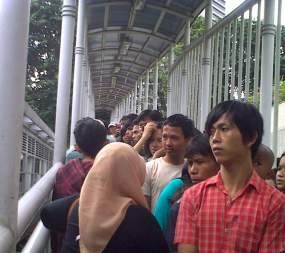 Antrean Penumpang di Halte Busway Dukuh Atas Makin Panjang 