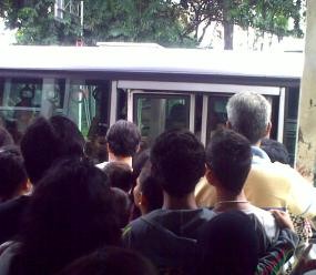  Ratusan Pengunjung Ragunan Tak Terangkut Bus TransJakarta 