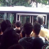  Ratusan Pengunjung Ragunan Tak Terangkut Bus TransJakarta 