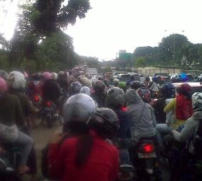  Arah Ragunan Ditutup, Lalu Lintas Kendaraan Lumpuh 