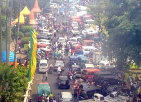  Mekarsari dan TMII Juga Dipadati Pengunjung, Jalan Macet 