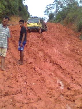 Jalan Bak Sawah, Belasan Desa di Kampar Terisolir