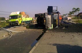 Truk Pasir Terguling di Km 27 Tol TB Simatupang, Lalin Macet 1 Km