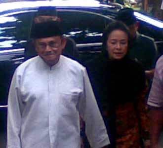 Habibie Melayat Frans Seda
